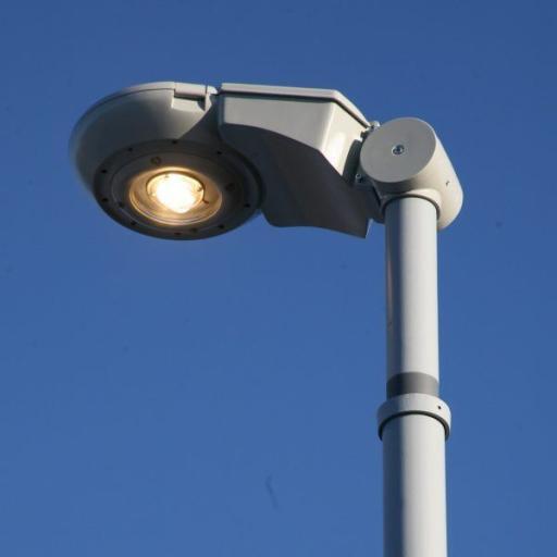 Un lampadaire moderne qui permet une inclinaison variable du luminaire. 27 Luminaire LED Synchro, en nuances de gris sur fond de ciel bleu