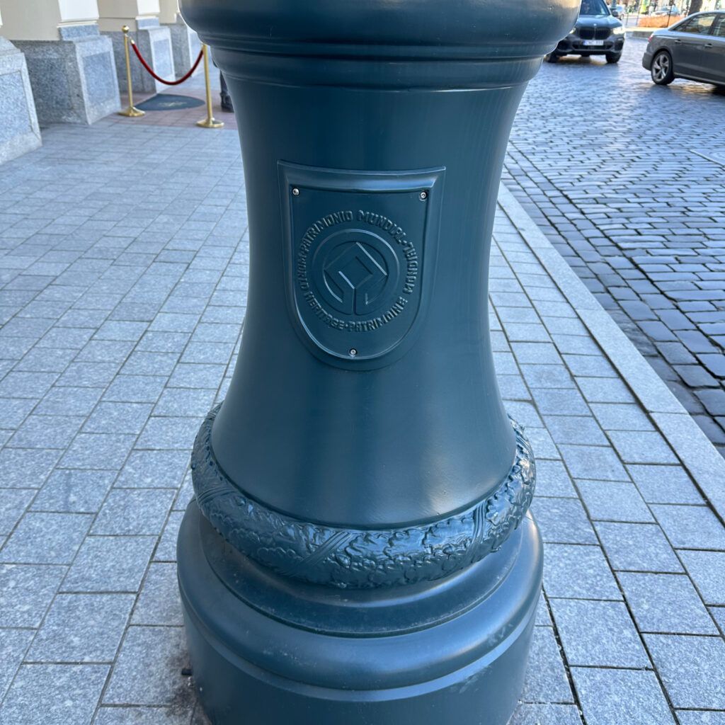 Lituanie, base du mât avec les armoiries