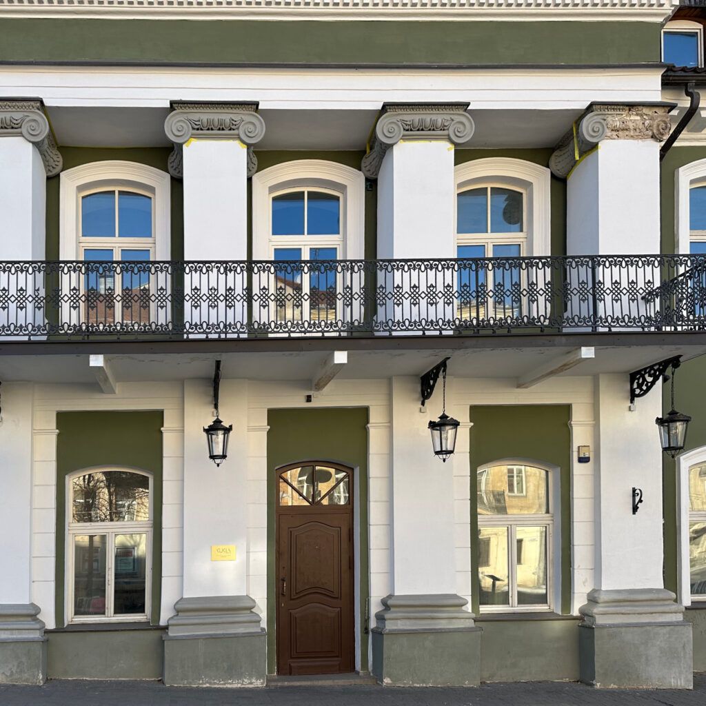 Luminaires suspendus G02 Mars sur la façade d'un bâtiment lituanien