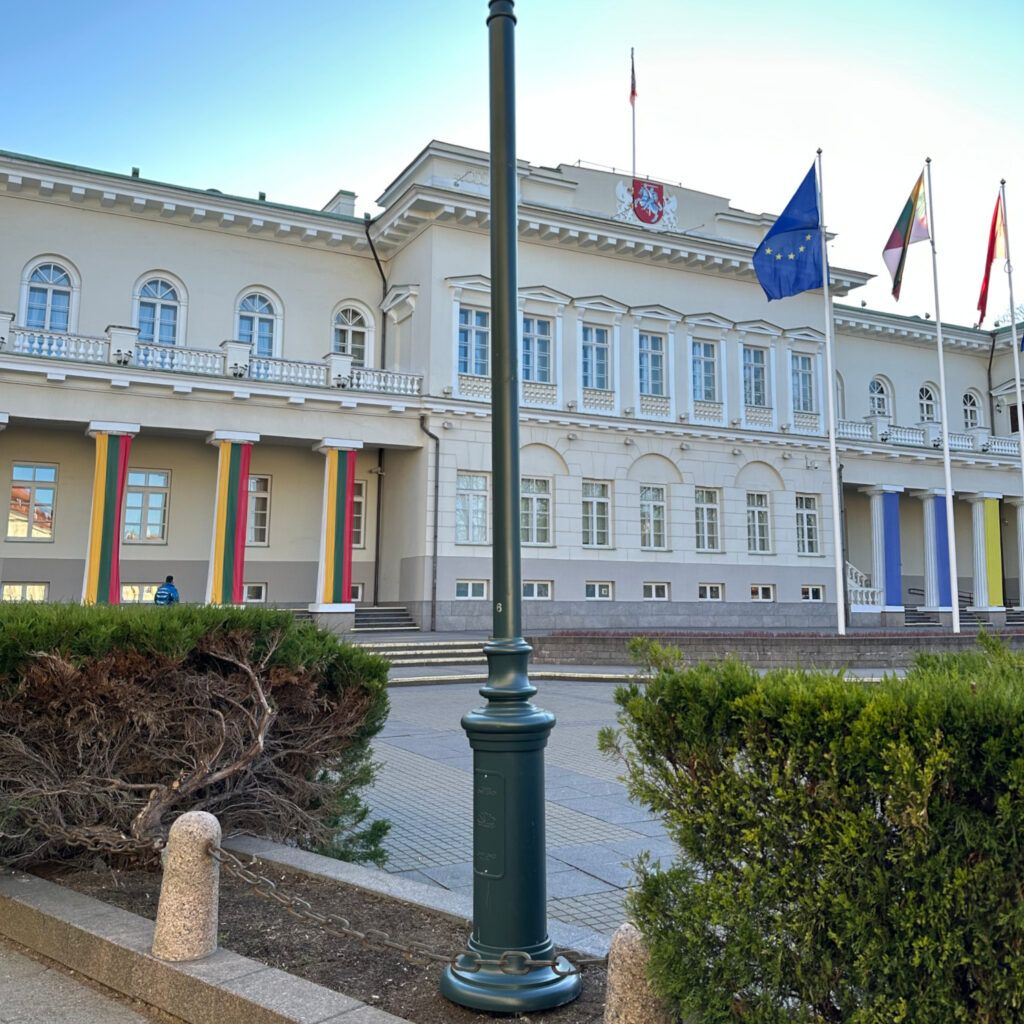 Lituanie, lampadaire, à côté d'un bâtiment public